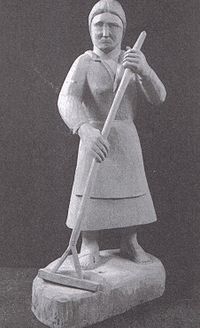 Rzeźba Kobieta z grabiami, Fot. Archiwum Muzeum Kultury Ludowej w Węgorzewie, Źródło:  [„Studia Angerburgica”,  T. 13 (2006)]