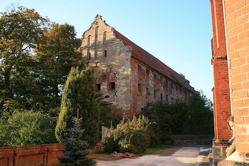 Plik:Zamek pieniezno 4.jpg