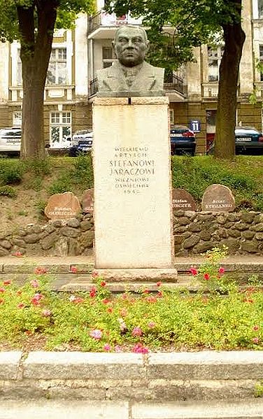 Plik:Pomnik jaracza.jpg