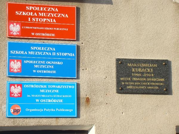 Plik:Tablica pamiatkowa na budynku.jpg